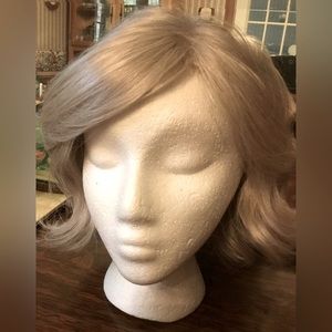 Beautiful platinum, wig ,Paula Young,new no tags